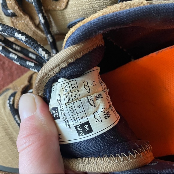 Veja Tan and Black Sneakers with Sleek Design - Picture 5 of 5